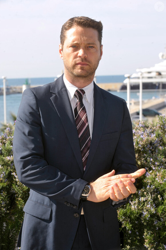 Le beau Jason Priestley vient promouvoir sa nouvelle série Call me Fitz au MIP de Cannes (12 avril 2010)