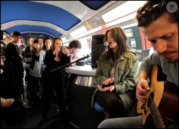 Une voiture-bar transformée en mini-salle de concert, voilà qui a surpris les voyageurs du train Paris-Lyon de 11h54, ce vendredi 16 avril.