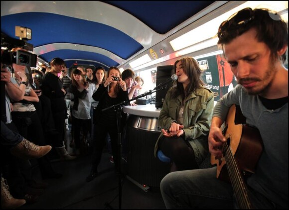 Camélia Jordana dans le train, a improvisé un joli concert, le 16 avril 2010