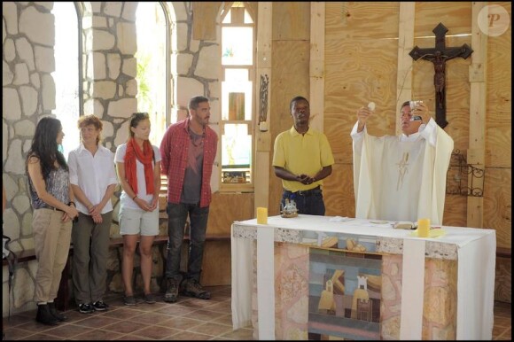 Une messe lors d'un voyage humanitaire sur l'île de Haïti le 13 avril 2010 : on peut voir Demi Moore, Susan Sarandon et Olivia Wilde