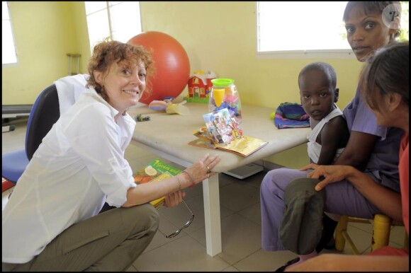 Susan Sarandon lors d'un voyage humanitaire sur l'île de Haïti le 13 avril 2010