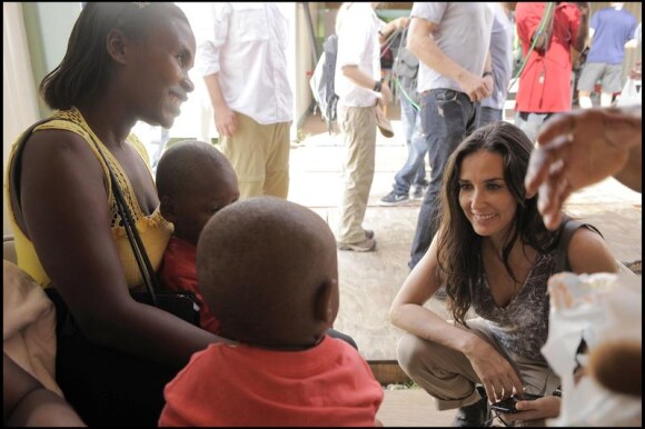 Demi Moore lors d'un voyage humanitaire sur l'île de Haïti le 13 avril 2010