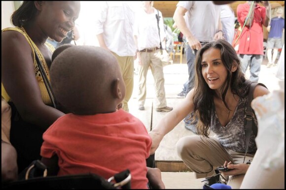 Demi Moore lors d'un voyage humanitaire sur l'île de Haïti le 13 avril 2010