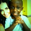 Demi Moore et un petit garçon, pris en photo par l'Iphone de Demi, lors d'un voyage humanitaire sur l'île de Haïti le 13 avril 2010