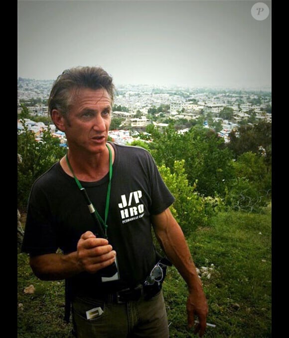 Sean Penn, pris en photo par Demi Moore, lors d'un voyage humanitaire sur l'île de Haïti le 13 avril 2010