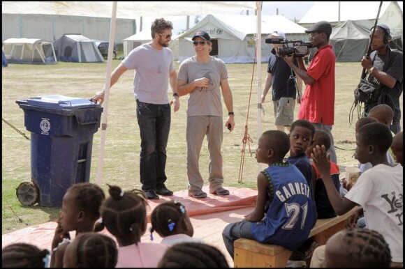 Ben Stiller et Gerard Butler lors d'un voyage humanitaire sur l'île de Haïti le 13 avril 2010