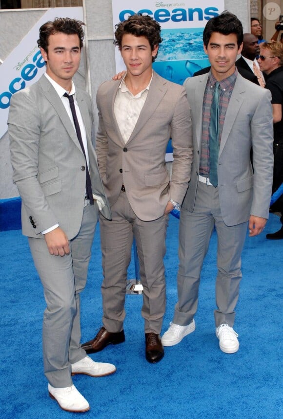 Les Jonas Brothers assistent, samedi 17 avril, à l'avant-première du film Oceans de Jaques Perrin, à Los Angeles.