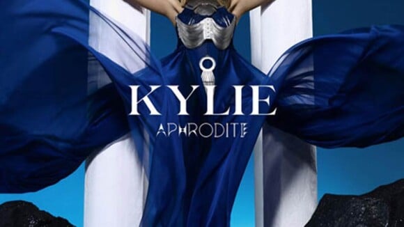 Kylie Minogue : Pendant que son chéri pose nu, elle se transforme en déesse grecque !