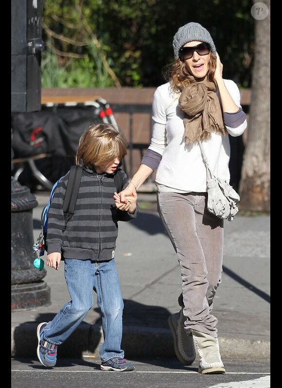 Sarah Jessica Parker emmène son fils James Wilkie à l'acole dans les rues de New York le 19 avril 2010