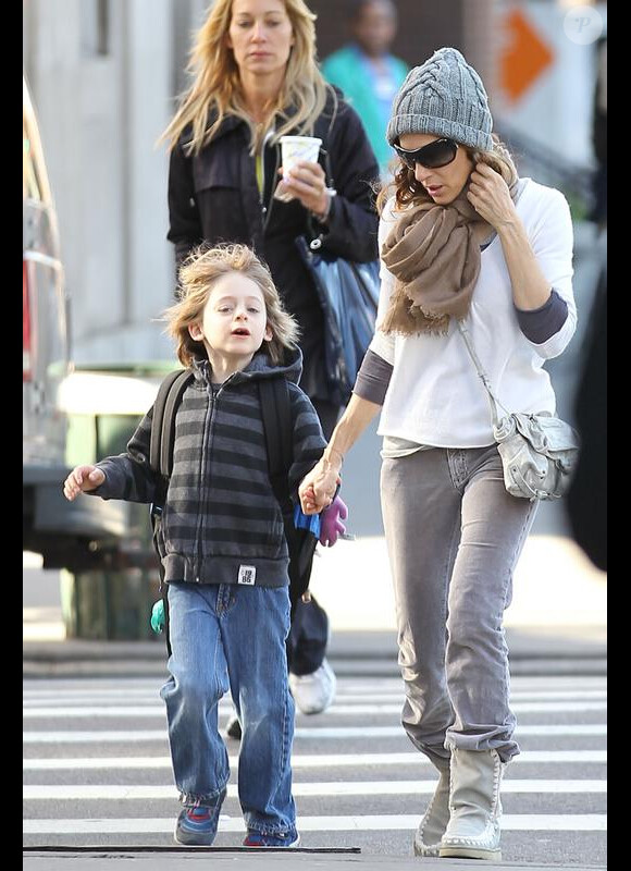 Sarah Jessica Parker emmène son fils James Wilkie à l'acole dans les rues de New York le 19 avril 2010