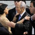 Rachida Dati lors de l'inauguration de la place Ben Gourion dans le VIIe arrondissement de Paris le 15 avril 2010, aux côtés du maire de Paris Bertrand Delanoë et de Shimon Peres