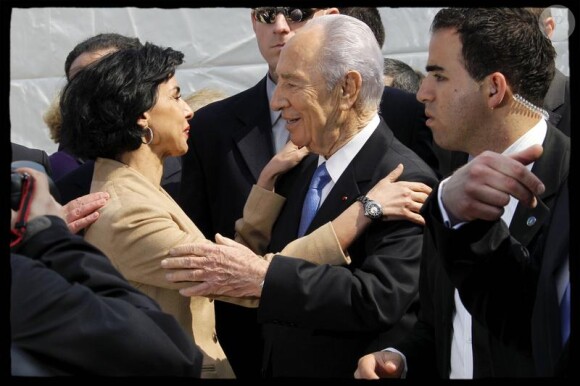 Rachida Dati lors de l'inauguration de la place Ben Gourion dans le VIIe arrondissement de Paris le 15 avril 2010, aux côtés du maire de Paris Bertrand Delanoë et de Shimon Peres