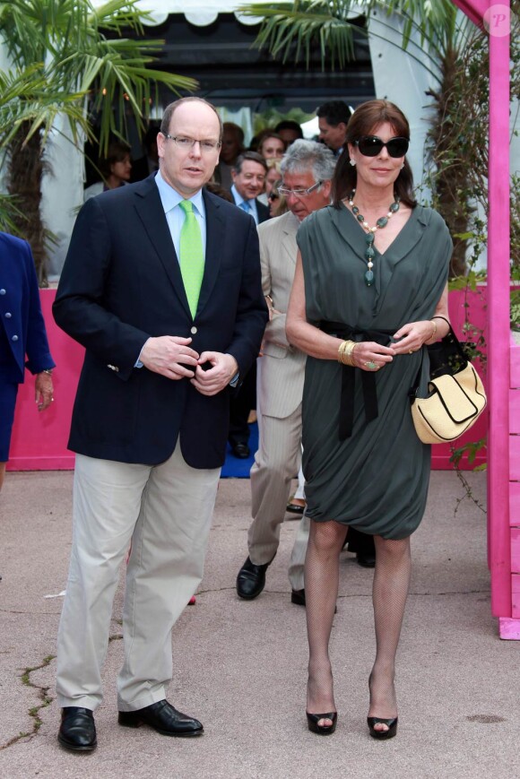 Albert de Monaco et sa soeur la princesse Caroline ont inauguré le 24 avril 2010 le 43e concours Flower Bunches dans le parc du Casino de Monte-Carlo