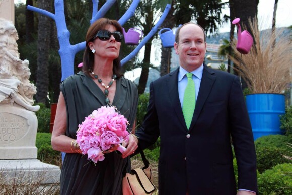 Albert de Monaco et sa soeur la princesse Caroline ont inauguré le 24 avril 2010 le 43e concours Flower Bunches dans le parc du Casino de Monte-Carlo