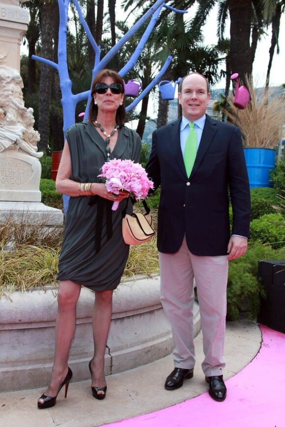 Albert de Monaco et sa soeur la princesse Caroline ont inauguré le 24 avril 2010 le 43e concours Flower Bunches dans le parc du Casino de Monte-Carlo