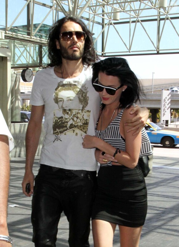 Katy Perry et Russell Brand à l'aéroport de Los Angeles, le 28 mars 2010 !