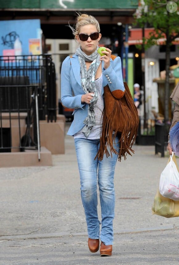 La pétillante Kate Hudson tout de jean vêtue. Parfaite avec une veste à épaulettes et un jean délavé.