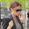 Victoria Beckham en total look gris et sac Hermès bordeau en croco. Un style parfait pour la plus fashion des people.