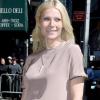Gwyneth Paltrow les jambes nues, pafaite dans un short taille haute et une blouse nude. 