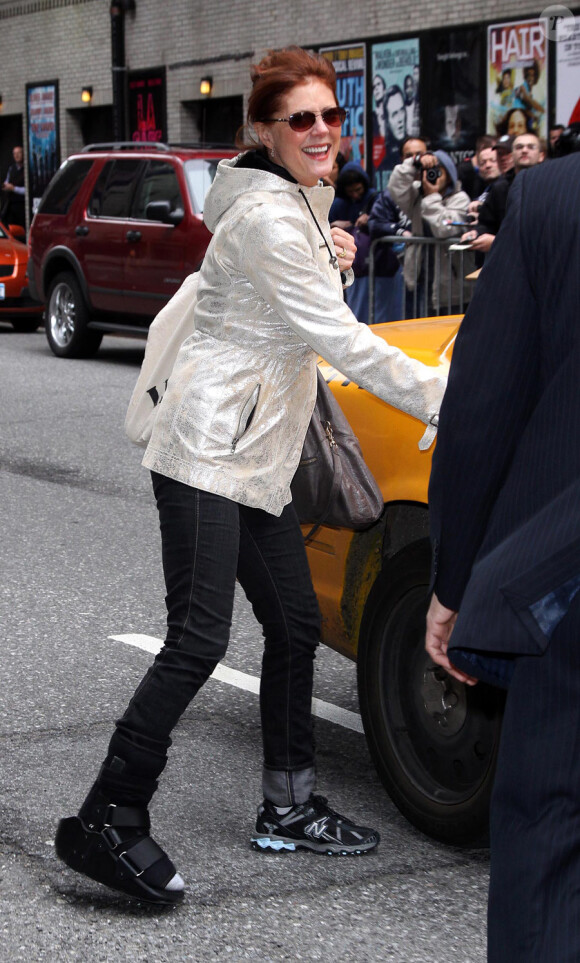 Susan Sarandon quittant le Ed Sullivan Theatre juste après avoir vu son fils faire une performance pour le Late Show à New York le 28 avril 2010