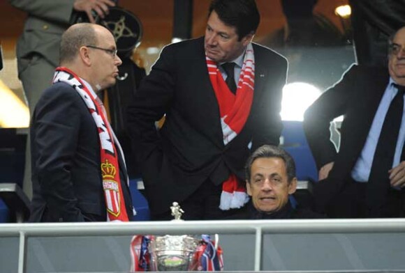 Nicolas Sarkozy, Christian Estrosi et Albert II de Monaco assistent au match PSG-Monaco en finale de la Coupe de France au Stade de France