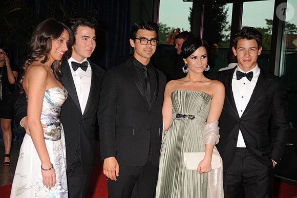 Les frères Jonas et leurs amoureuses dont Demi Lovato au second dîner des correspondants de presse organisé par les Obama à Washington. Le 1er mai 2010.