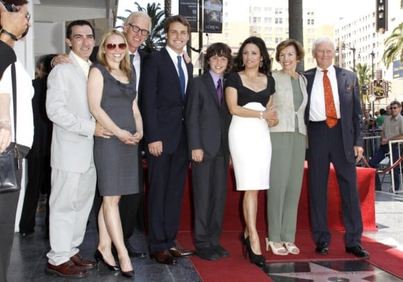 Julia Louis-Dreyfus prend la pose en famille lors de l'inauguration de son étoile sur le Walk of Fame le 04 mai 2010 à Hollywood