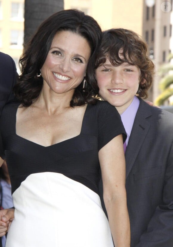 Julia Louis-Dreyfus au côté de son fils Charles lors de l'inauguration de son étoile sur le Walk of Fame le 04 mai 2010 à Hollywood