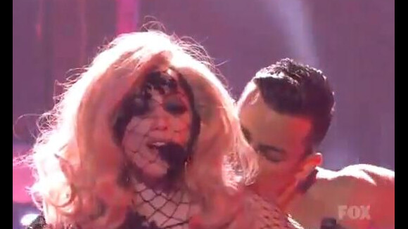 Regardez Lady Gaga en dentelle entourée de beaux danseurs dénudés... pour son Alejandro !