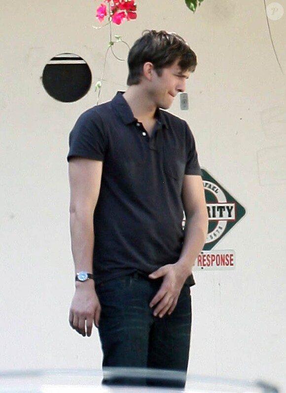 Ashton Kutcher sur le plateau de son nouveau projet, à Los Angeles, le 6 mai 2010.