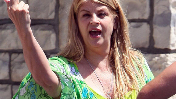 Kirstie Alley est énervée et nous fait... un doigt d'honneur !
