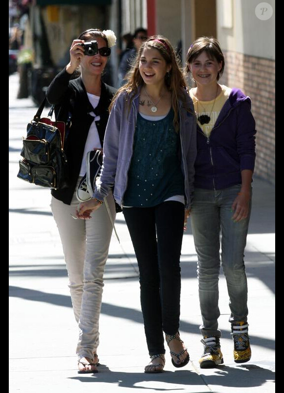 Teri Hatcher, sa fille Emerson et une amie de celle-ci dans les rues de Los Angeles (29 avril 2010, Etats-Unis)