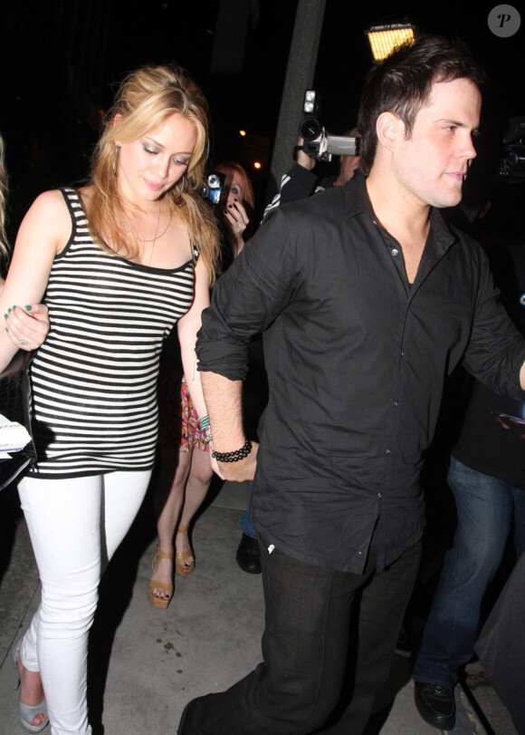 Hilary Duff, son fiancé Mike Comrie et des amis quittent le club Trousdale à Beverly Hills le 7 mai 2010