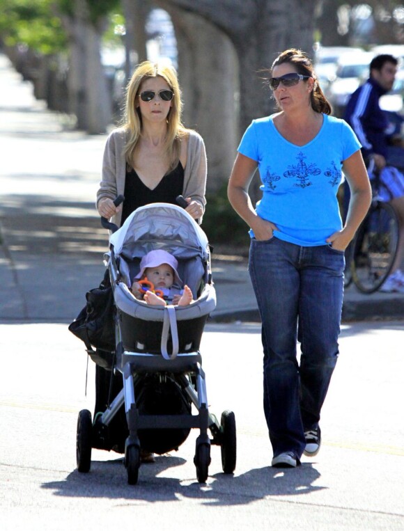 Sarah Michelle Gellar fait une petite promenade avec son adorable Charlotte Grace en compagnie d'une amie à Brentwood le 8 mai 2010