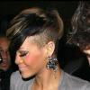 La chanteuse Rihanna sort du club Merah pour aller au Whisky Mist à Londres le 11 mai 2010