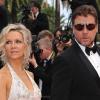 Russell Crowe, accompagné de sa femme, présente le film Robin des Bois pour l'ouverture du festival de Cannes le 12 mai 2010