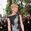 Cate Blanchett, habillée d'une robe Alexander McQueen, présente le film  Robin des Bois pour l'ouverture du festival de Cannes le 12 mai 2010