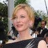 Cate Blanchett, habillée d'une robe Alexander McQueen, présente le film  Robin des Bois pour l'ouverture du festival de Cannes le 12 mai 2010