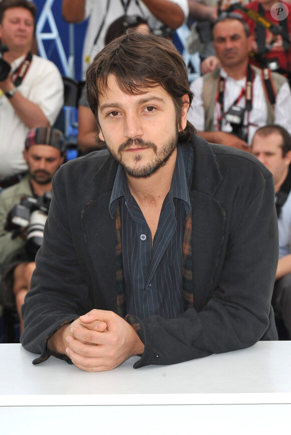 Diego Luna pour le photocall de son film Abel avec ses acteurs le 14 mai 2010 durant le festival de Cannes