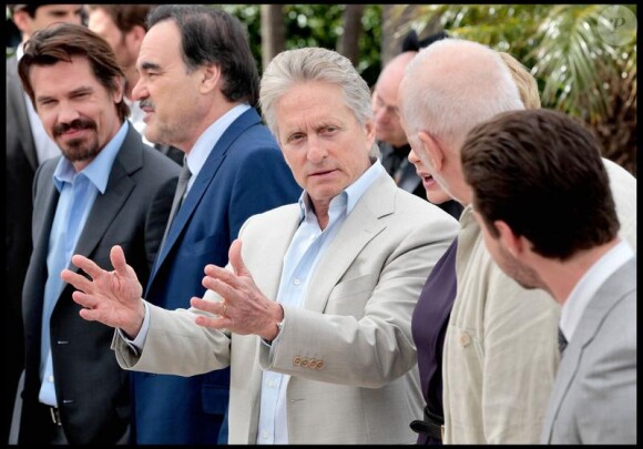Josh Brolin, Oliver Stone, Michael Douglas, Frank Langella, Carey Mulligan et Shia LaBeouf lors du photocall du film Wall Street 2 à Cannes le 14 mai 2010