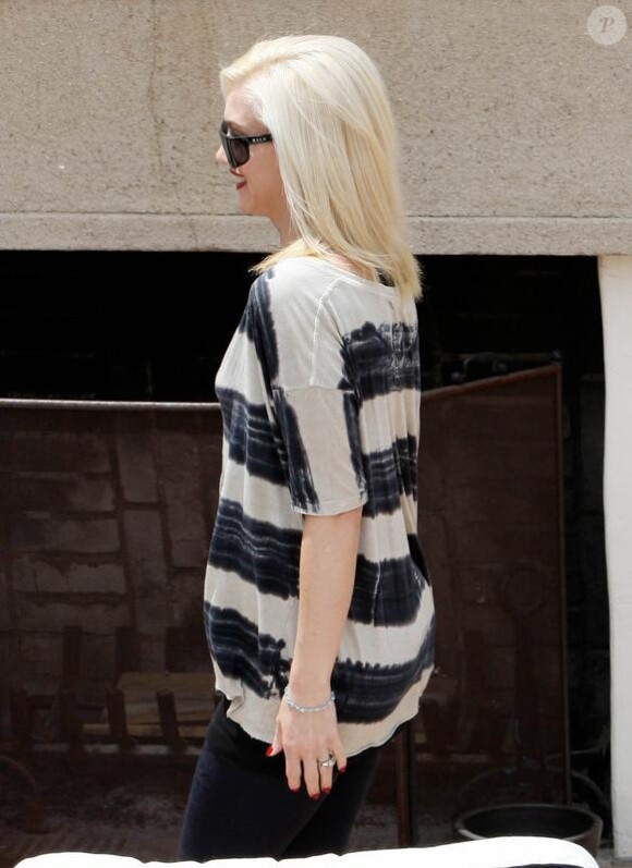 Gwen Stefani à Los Angeles le 14 mai 2010 avec une tenue ample...