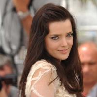 Cannes 2010 - L'exquise Roxanne Mesquida illumine la croisette avec son premier film américain !