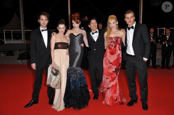 Thomas Decker, Andy Fischer-Price, Nicole LaLiberte, Greg Araki, Roxane Mesquida, Haley Bennett, sur le tapis rouge du Festival de Cannes, avant la projection de Kaboom, le 15 mai 2010