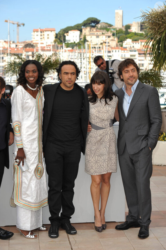 Javier Bardem, Maricel Alvarez, le réalisateur Alejandro Gonzalez Inarritu et Diaryatou Daff lors du photocall du film Biutiful pendant le 63e festival de Cannes le 17 mai 2010