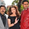 Aishwarya Rai et son époux Abhishek Bachchan présentent le film Raavan, au 63e festival de Cannes. Vikram est également à leurs côtés. 17/05/2010