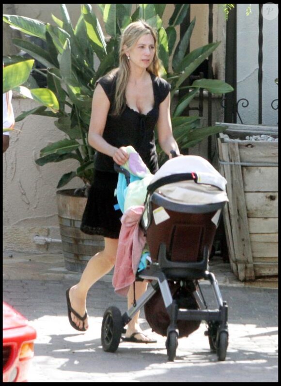 Mira Sorvino et son fils Holden Paul Terry Backus ont déjeuné avec un ami en mai 2010 à Los Angeles