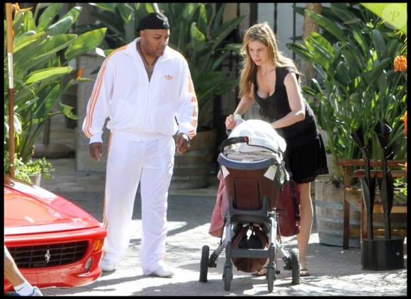 Mira Sorvino et son fils Holden Paul Terry Backus ont déjeuné avec un ami en mai 2010 à Los Angeles