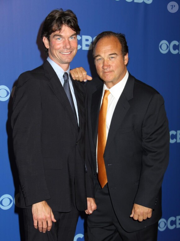 Jerry O'Connell et Jim Belushi arrivent à la soirée CBS 2010 pour la saison 2010/2011 au Parc Damrosch à New York le 19 mai 2010