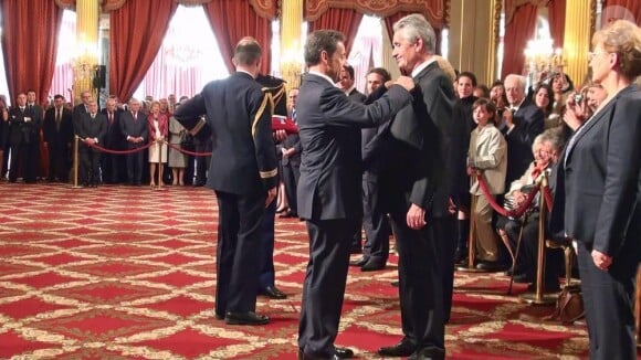 Nicolas Sarkozy et le récipiendaire à la remise d'insigne de Gilbert Coullier, le 20 mai 2010.