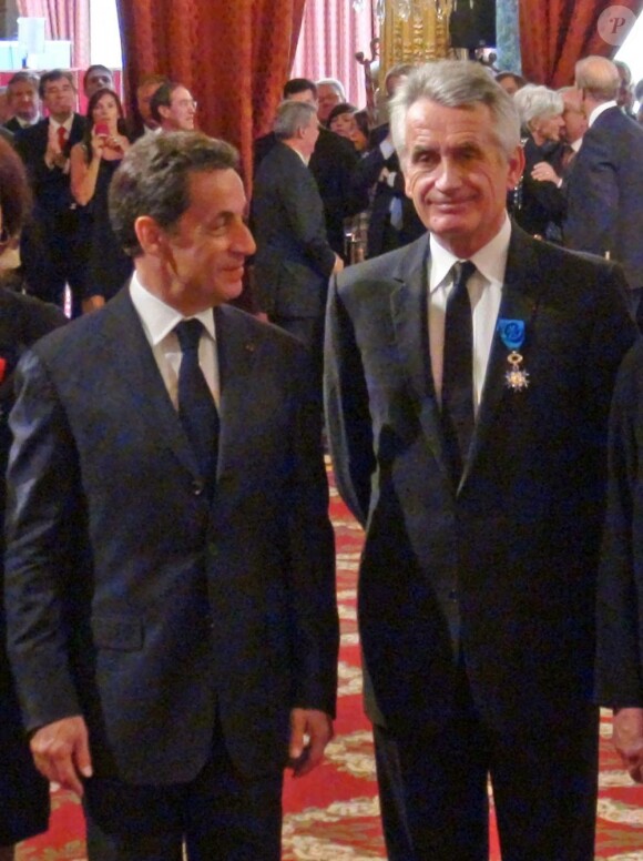 Nicolas Sarkozy et Gilbert Coullier à la remise de son insigne, le 20 mai 2010.